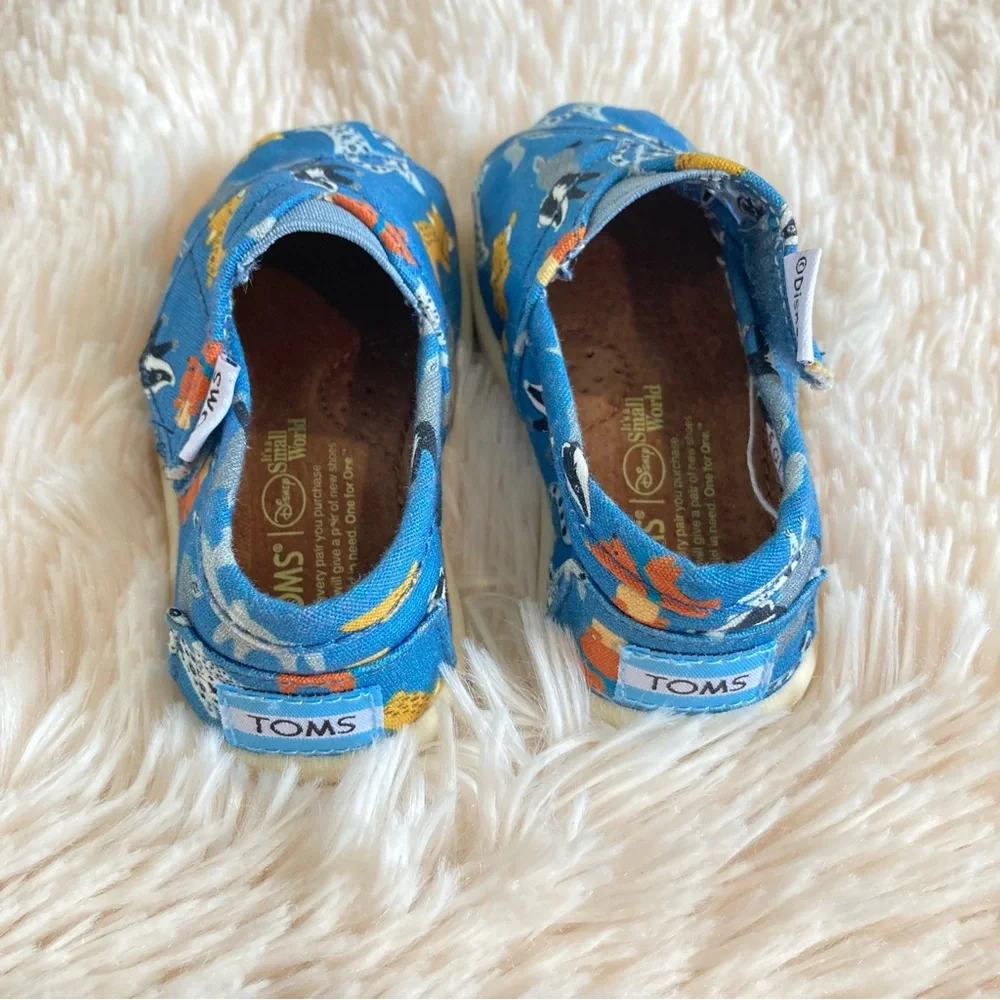 Toms Disney It’s A Small World Animal Print Baby Shoes